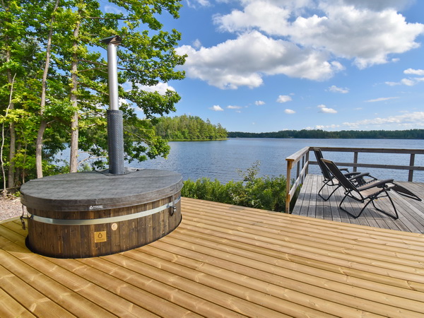 Terrasse vor dem Nebengebäude mit "Hot-Tub" (Badezuber)