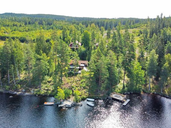 Blick vom See auf das Haus