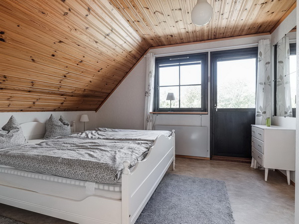 Schlafzimmer 1 im Obergeschoss (mit Ausgang zum Balkon)